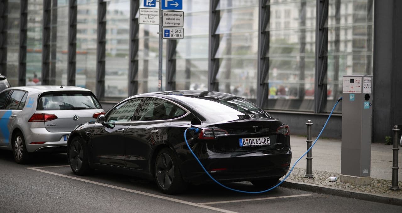 Metade dos carros vendidos no Brasil deve ter eletrificação em 2032; o que as projeções mostram?
