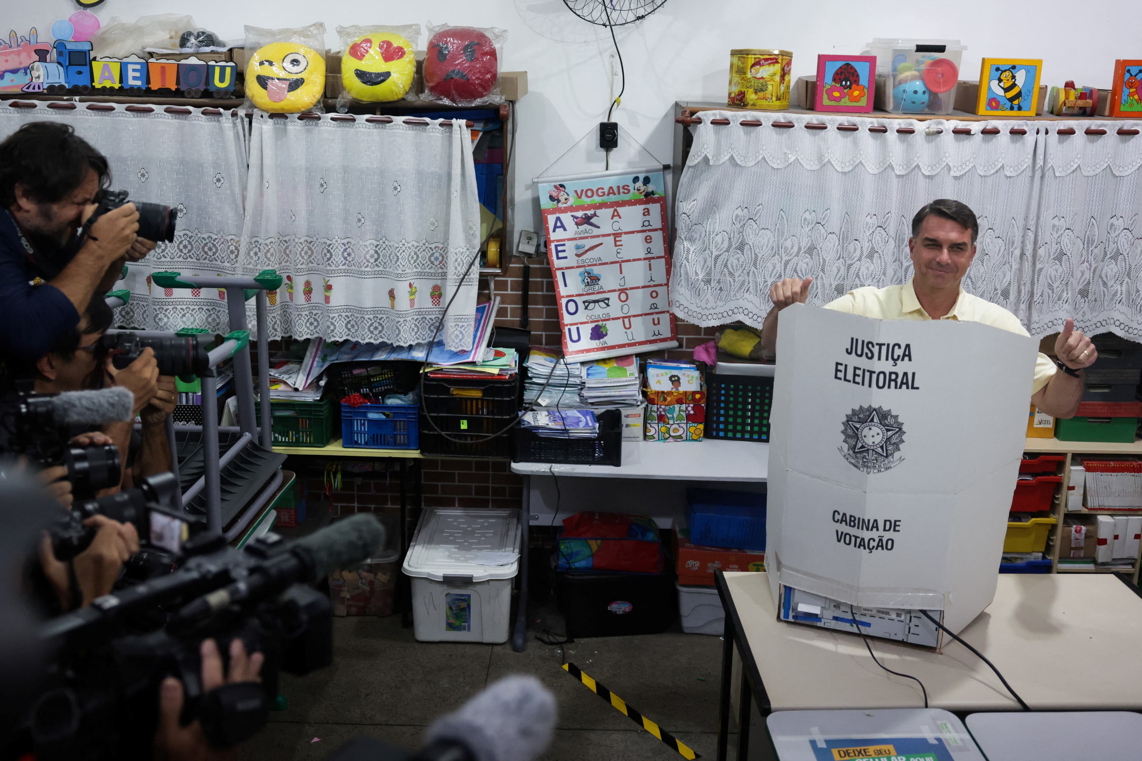 Flávio Bolsonaro perde para Lula na seção eleitoral em que vota no Rio; petista também vence “em casa” por 1 voto