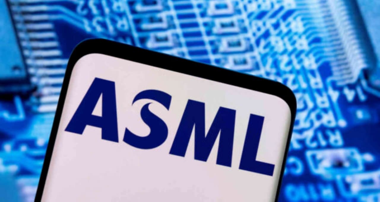 ASML eleva guidance pela 3ª vez no ano com demanda de IA impulsionando máquinas de chips