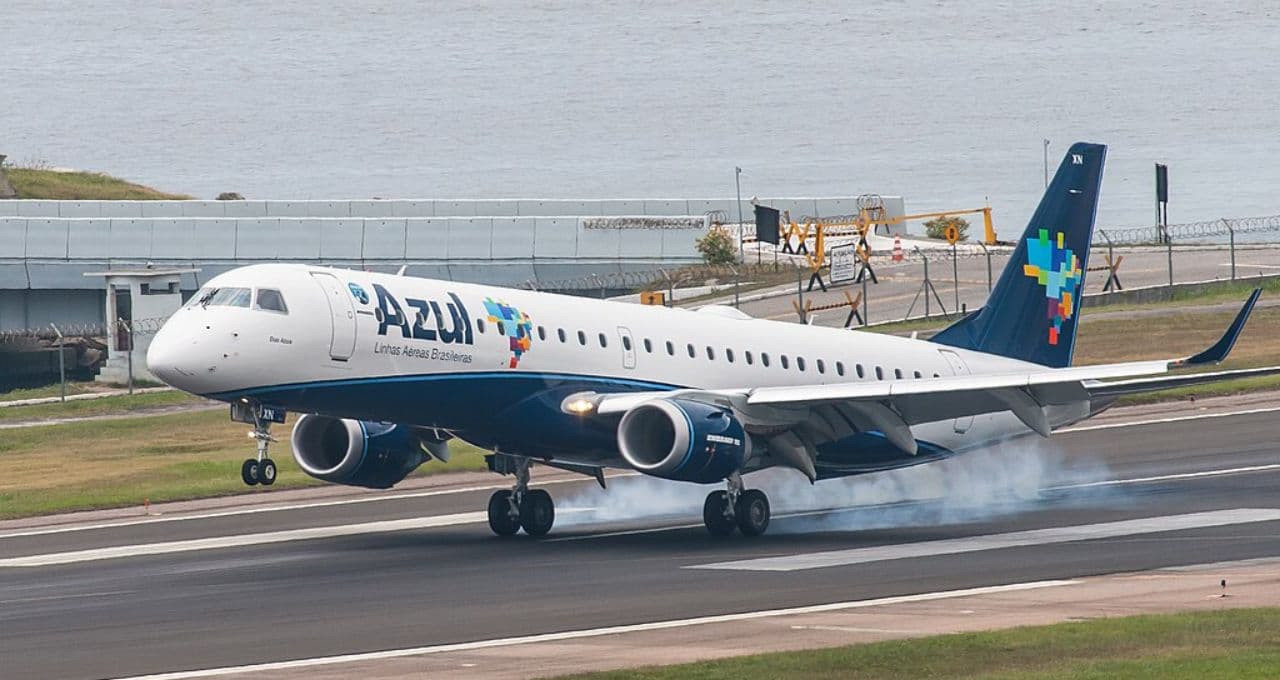 Azul (AZUL3) obtém financiamento de até R$ 2 bilhões com garantia da União para pagar combustível