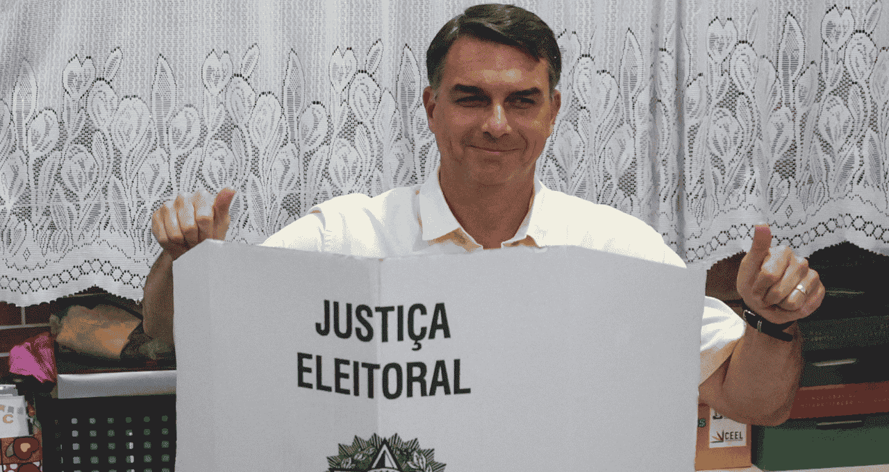 Flávio Bolsonaro vota no Rio, pede comparecimento às urnas e diz que vai ‘reorganizar’ o Brasil se eleito