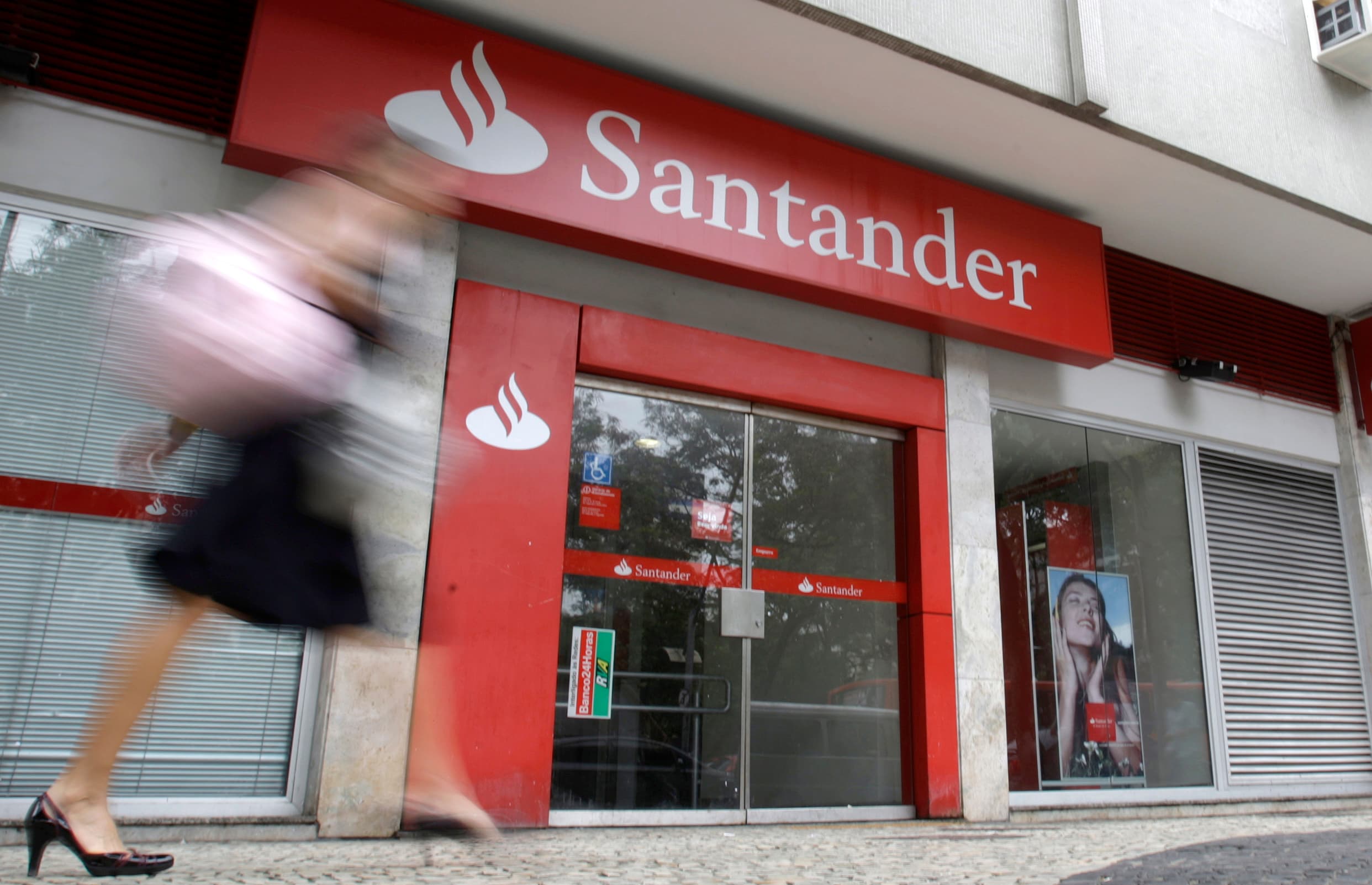 Santander Brasil (SANB11) não sai do aperto? Mercado prevê queda no lucro e pressão da inadimplência no 3T26