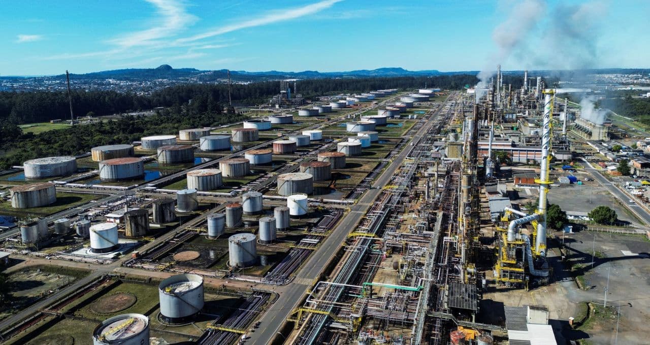 Petrobras (PETR4) fecha outubro com nível elevado de utilização das refinarias, de 98%, diz diretor