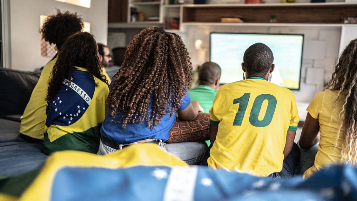 Copa do Mundo no sofá de casa: alimentação e delivery lideram as intenções de gastos dos brasileiros durante os jogos