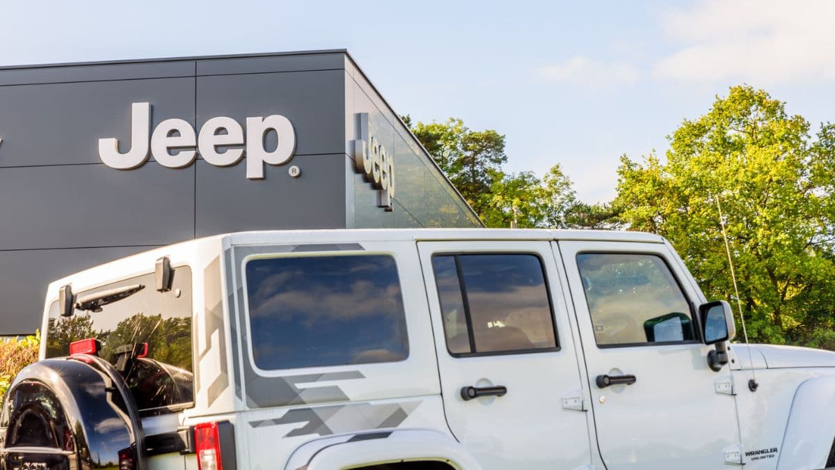 Mais de 1 milhão de Jeeps estão sofrendo recall devido a um possível risco de incêndio, mesmo com o carro desligado
