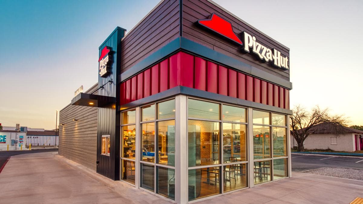 Com vendas em queda e guerra do delivery, Pizza Hut é vendida por US$ 2,7 bilhões; confira a história da rede de pizzarias no Brasil