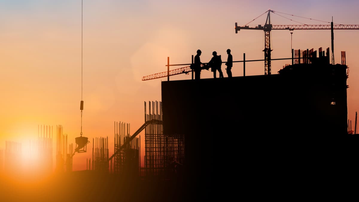 Prévias colocam construtoras sob pressão, mas Empiricus segue firme em ação ‘queridinha’; veja qual delas está barata na visão da casa