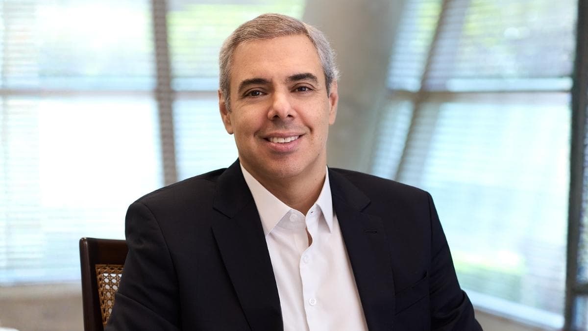 CEO do Itaú (ITUB4) liga sinal amarelo para a economia: “O olhar é de cautela” — e problema vai além do Brasil