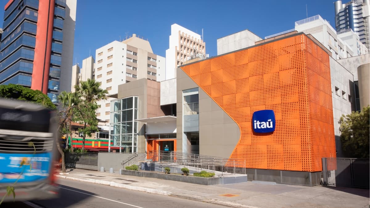 Ação do Itaú (ITUB4) sobe após balanço do 2T26; analistas ligam o alerta para o próximo teste do banco