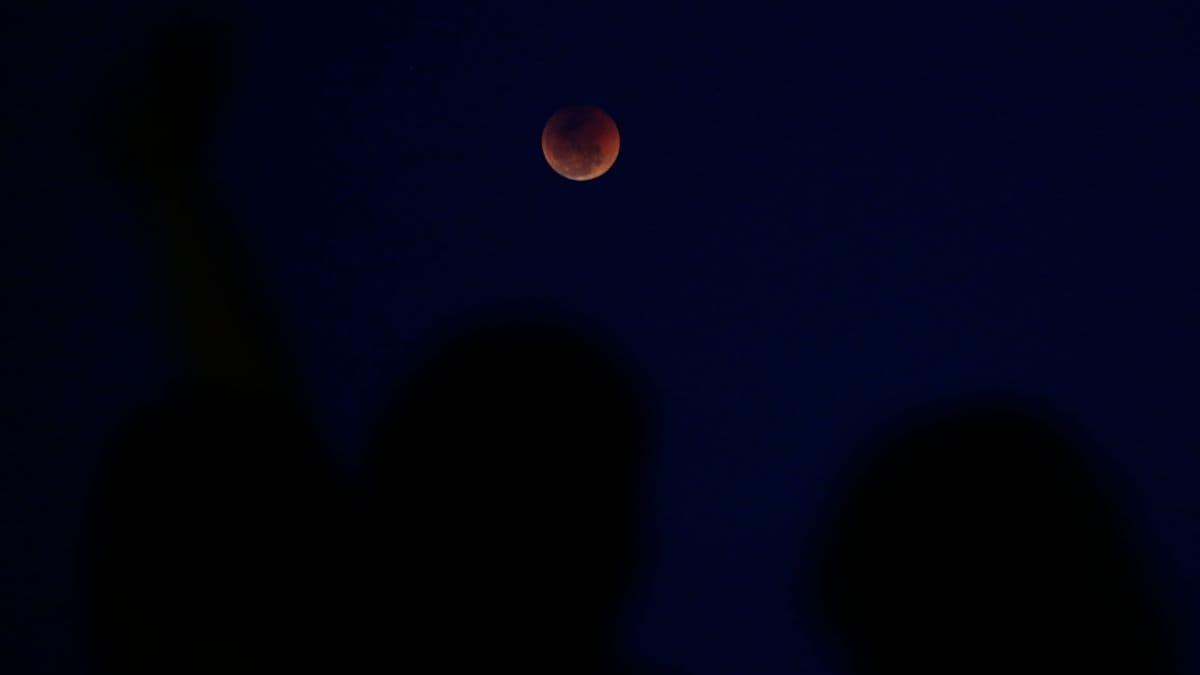 96% da Lua vai desaparecer na madrugada e fenômeno poderá ser visto em todo o Brasil; veja horários
