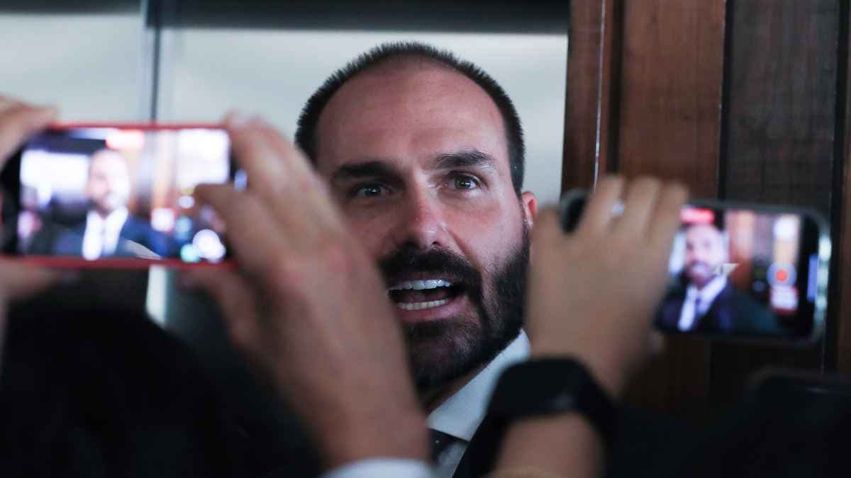 Eduardo Bolsonaro tem prisão decretada e passaportes cancelados por Moraes após condenação no STF